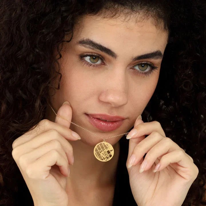 Modelo con el collar mapa en círculo
