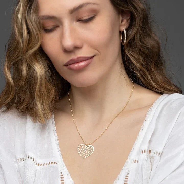 Collar mapa en corazón puesto