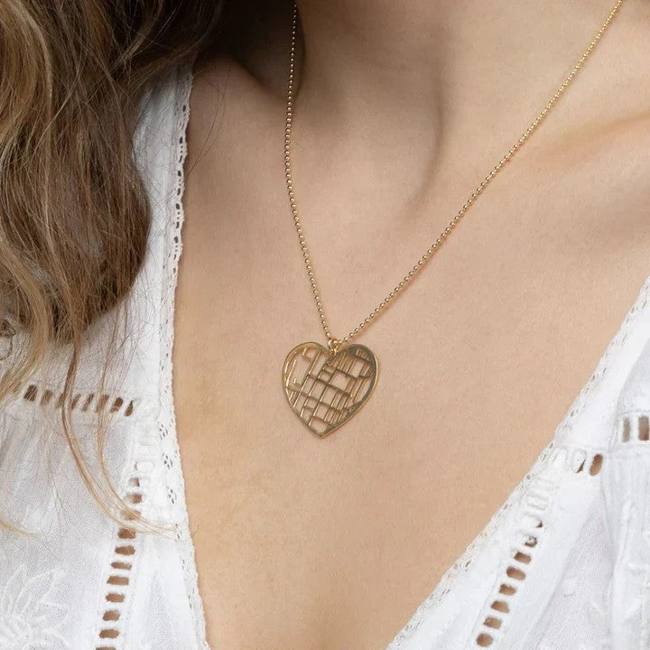 Detalle del collar mapa en corazón